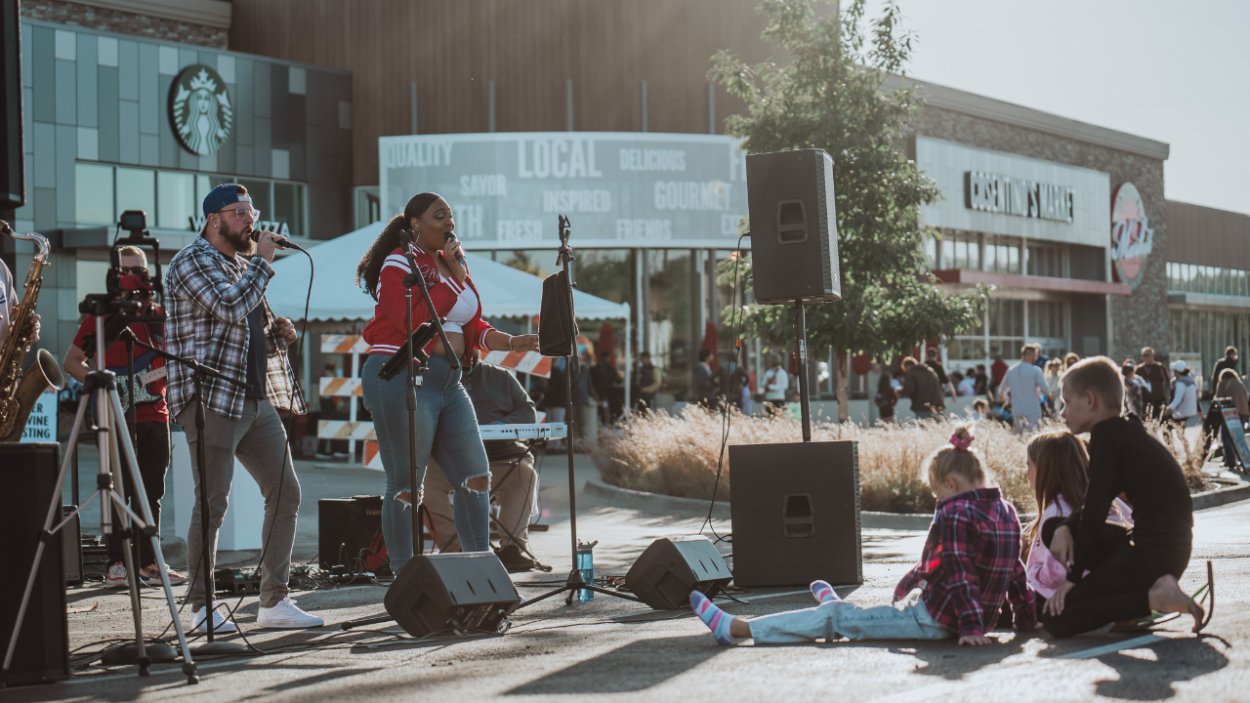 Outdoor concert at Bluhawk
