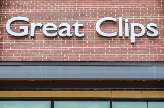 Great Clips exterior sign at Bluhawk