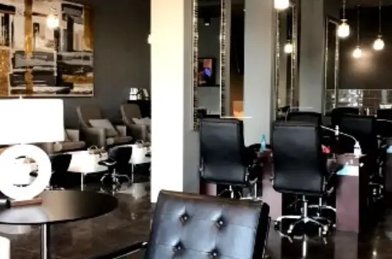Posh Nails interior at Bluhawk